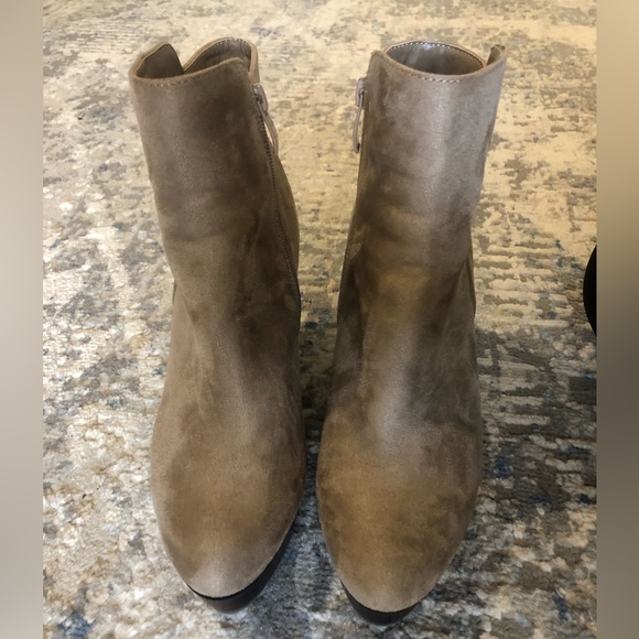 Suede beige booties size 7.5 - Picture 2 of 3